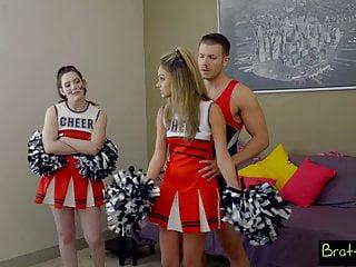 Die hübsche Stiefschwester erwischt ihren Stiefbruder beim wichsen und besamt