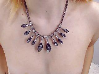 Blondes Babe fingert ihre Fotze vor der Kamera