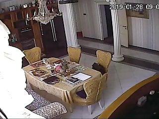 Schwangere Frau zeigt sich vor der Kamera