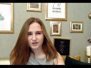 Hübsches Teen reitet mit einem Dildo