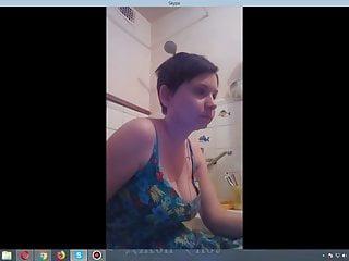 Clare fickt mit Dildo mit der Gurke