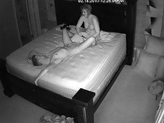 Sie hat spass mit ihrem Dildo