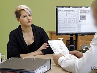 Versautes Sexcasting mit dem loan Mädchen