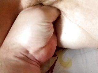 Er probiert es nicht mit seiner Hand