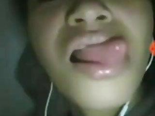 Versaute Filipina zeigt ihre Titten und Muschi vor der Cam