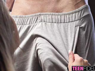 Audrey Hempburn und Kai - Sex mit einem schlanken Teen mit kleiner rasierter Pussy