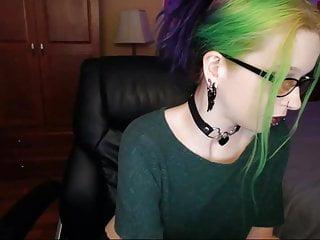 Sexy Gothic Girl vor der Webcam