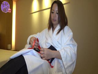 Ein bisschen betrunkenes M&auml;dchen spielt als Schulm&auml;dchen mit