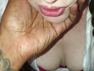 Schüchternes rothaariges Schulmädchen lutscht einen grossen schwarzen Schwanz