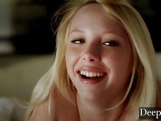 Junges blondes Babe dixie in der hündchenstellung gefickt