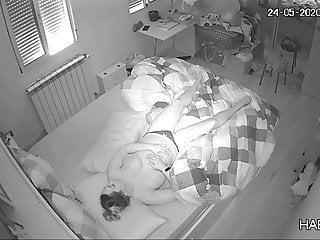 Junge Mutter masturbiert vor der versteckten Kamera