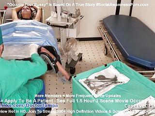 Pferdeschwanz Kristen wird von einer Latina Ärztin verführt