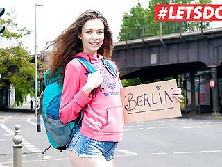 Junge Frau mit großen Titten wird hart von hinten gefickt