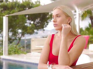 Vollbusige kleine Nutte wird im Urlaub unanstandig