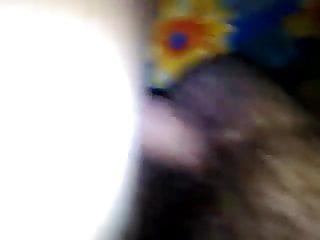 Er leckt die behaarte Muschi seiner Freundin