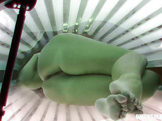 Teen wird auf der Sonnenbank gefickt