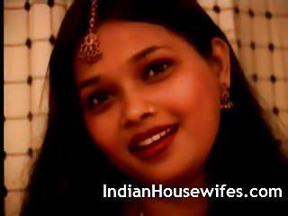 Indische Milf strippt vor der Webcam
