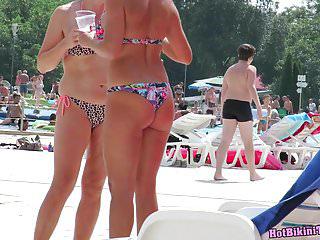 Sexy Bikini Babes am Pool gefilmt