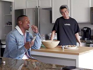 Die knackige Blondine Lily wird in ihre Löcher gevögelt