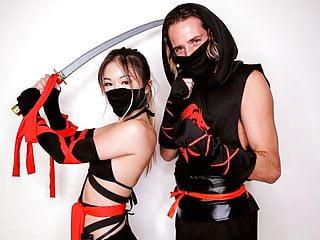 Sportliche Asiatin tanzt auf der Halloween Nacht