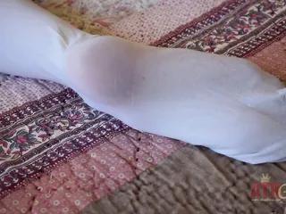 Zierliches blondes Babe Carmen Callaway masturbiert mit einem Dildo