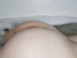 Sie masturbiert in der Badewanne mit einem Dildo