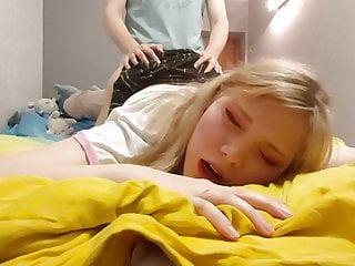 Süße 18 jährige wird zum spielen gezwungen