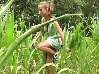 Junges schlankes Mädchen spielt gerne mit ihrer Freundin